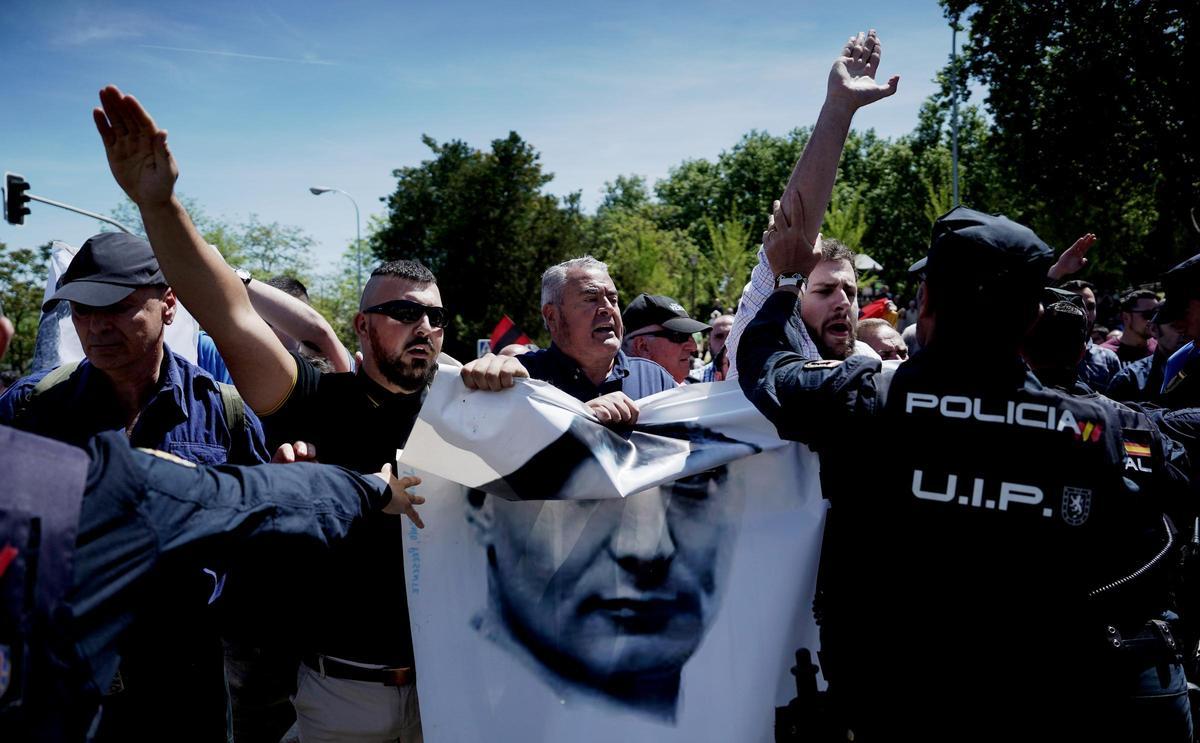 Falangistas protagonizan incidentes en Madrid por el traslado de los restos de José Antonio Primo de Rivera