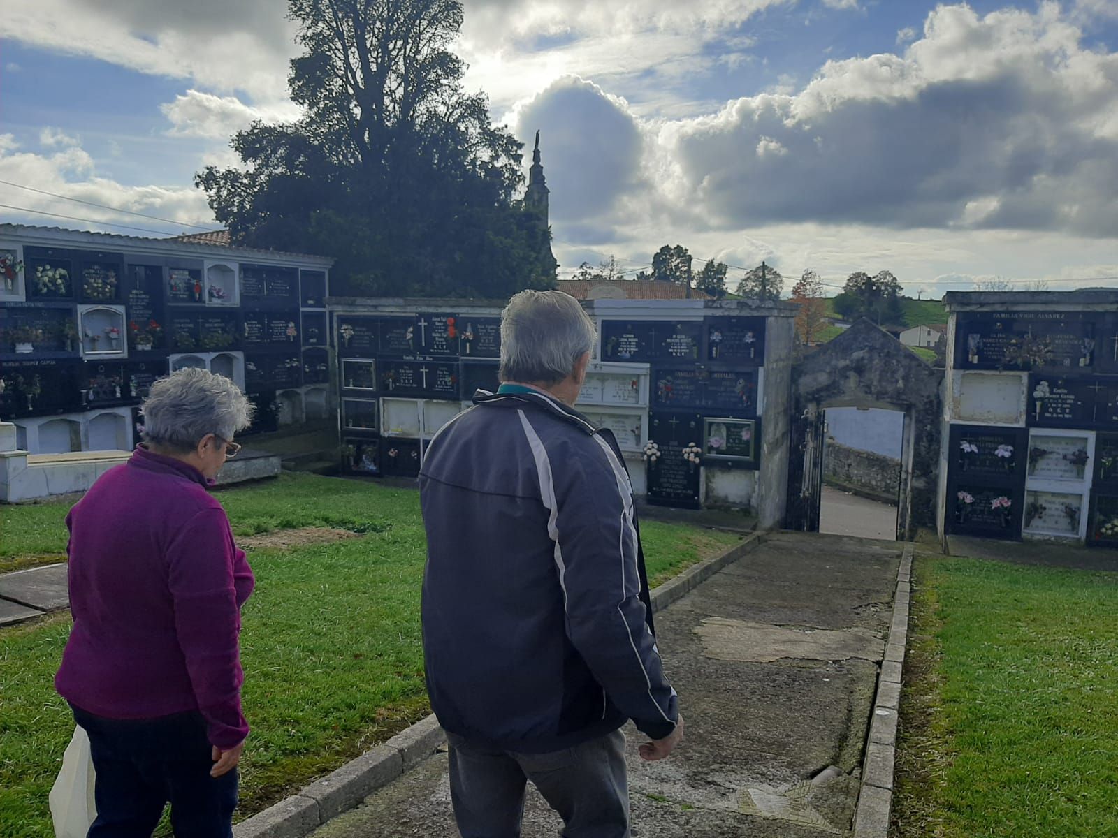 Muñó se une para mejorar el cementerio: así está el camposanto local