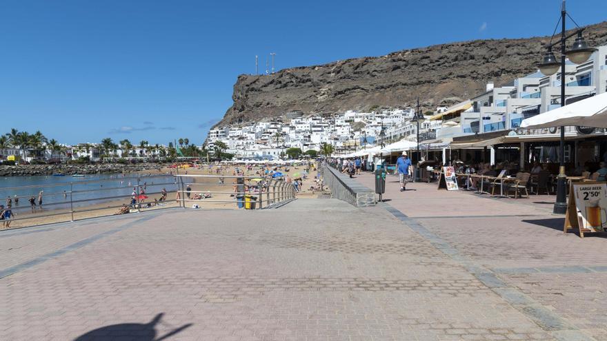 El Ayuntamiento amplía las aceras de Playa de Mogán para potenciar la zona comercial