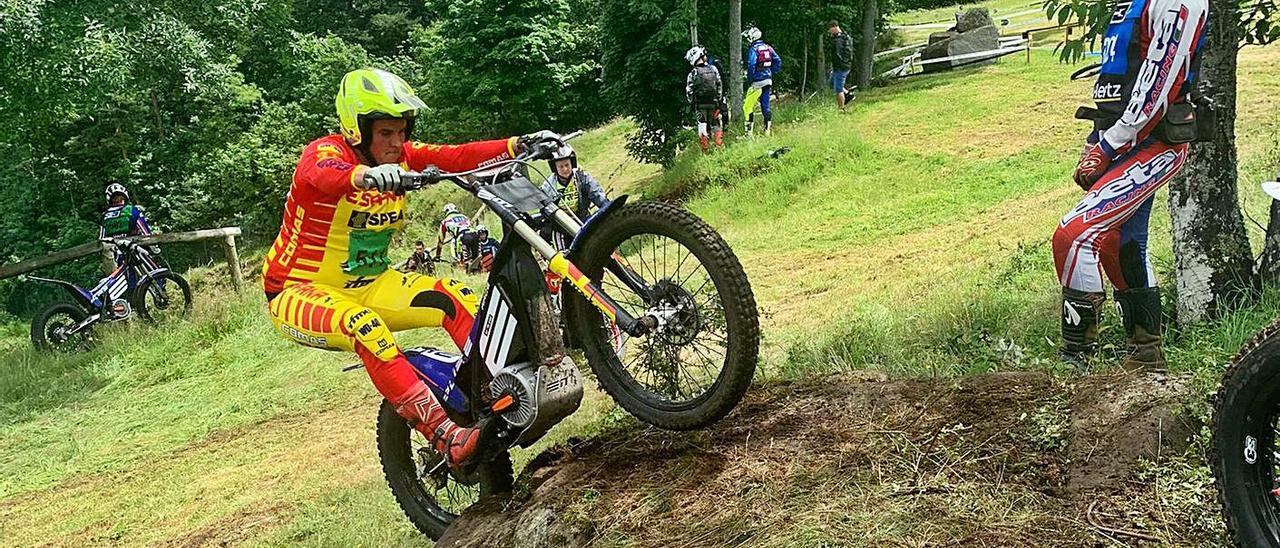 Martín Riobó durante la prueba de este fin de semana con su moto eléctrica en Clermont Ferrand. |  //