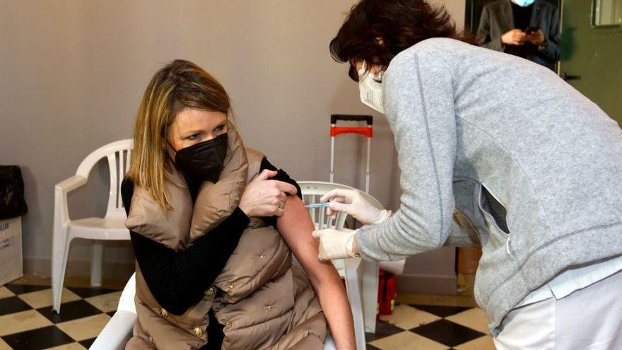 Una dona rebent la vacuna contra la covid-19