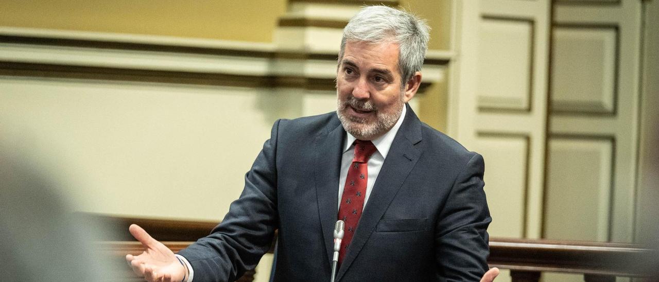 El presidente de Canarias, Fernando Clavijo, durante su intervención en el Parlamento.