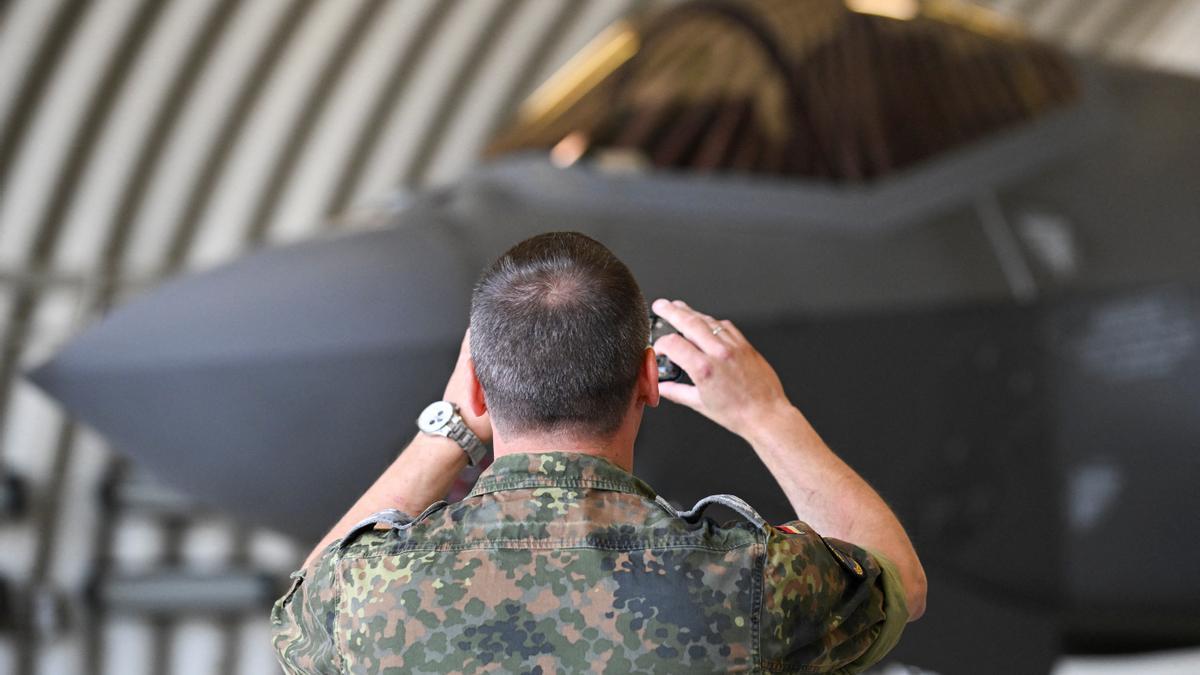 Un militar hace una foto a una aeronave militar en la la base aérea Spangdahlem este miércoles, en Alemania.