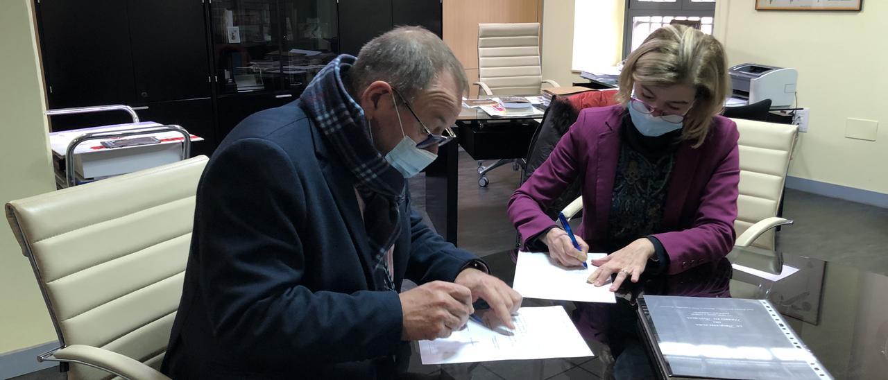 Santiago Rodríguez Vega y María Concepción Paredes, en la firma del documento de la cesión.