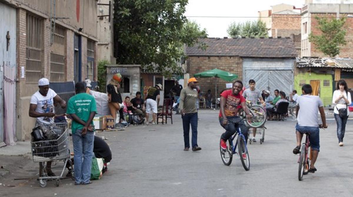 Alguns dels 300 subsaharians parlen de les seves condicions de vida a la nau del Poblenou que ocupen.