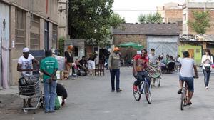Alguns dels 300 subsaharians parlen de les seves condicions de vida a la nau del Poblenou que ocupen.