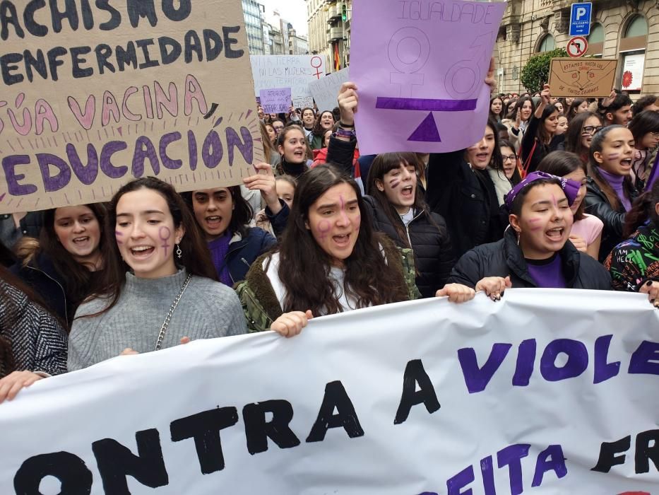 Las jóvenes viguesas se ponen en pie: "Tú, machista, estás en nuestra lista". // Marta G. Brea | Borja Melchor