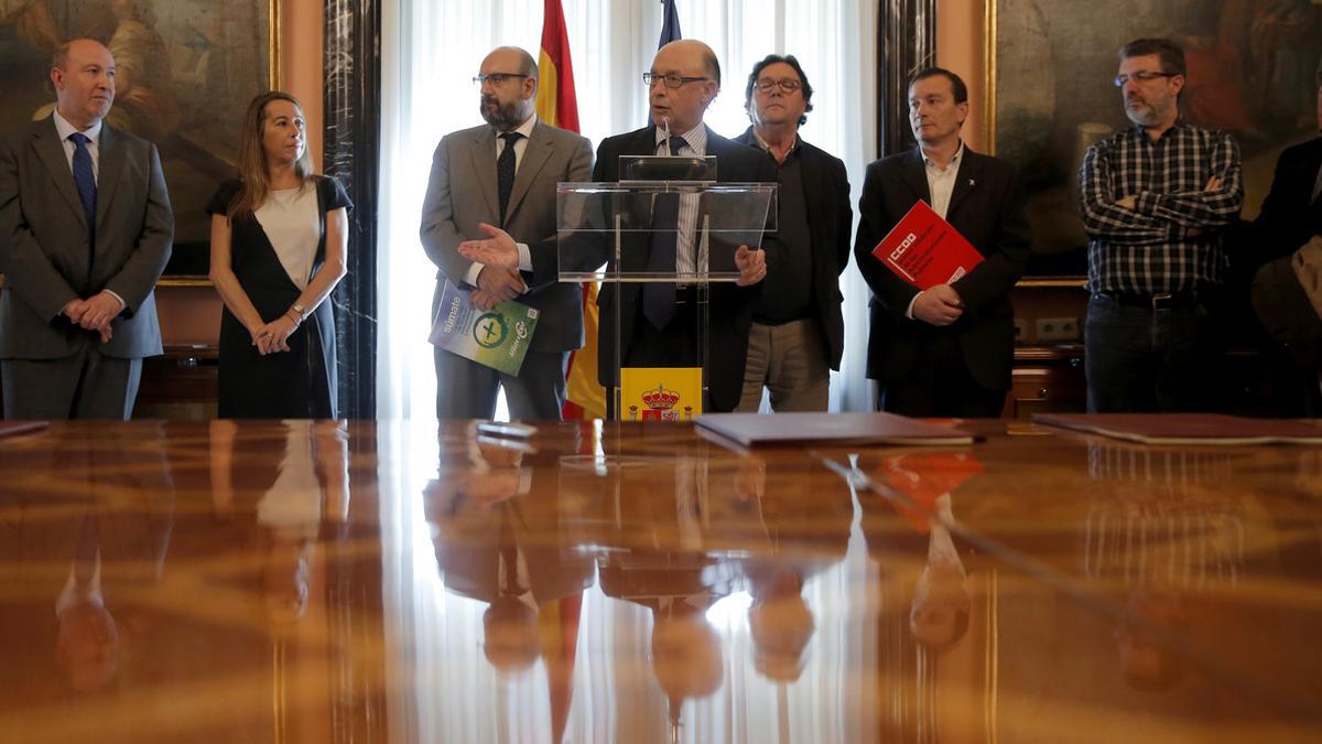 Montoro habla durante el acuerdo entre Hacienda y sindicatos de funcionarios, este miércoles.