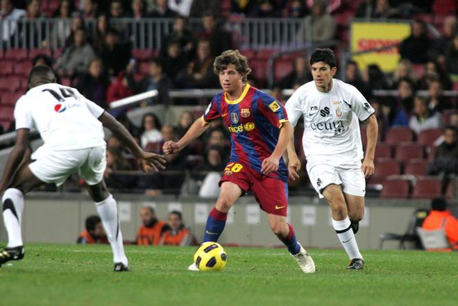 El 10 de noviembre del 2010 se produce su debut oficial en el Camp Nou ante el Ceuta en partido de Copa del Rey.