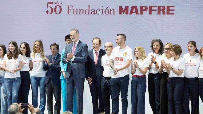 SM El Rey acompañado de Elma Saiz, ministra de Inclusión, Seguridad Social y Migraciones, Antonio Huertas, presidente de Fundación MAPFRE, José Luis Martínez-Almeida, Alcalde de Madrid, y una representación de los voluntarios de la fundación.
