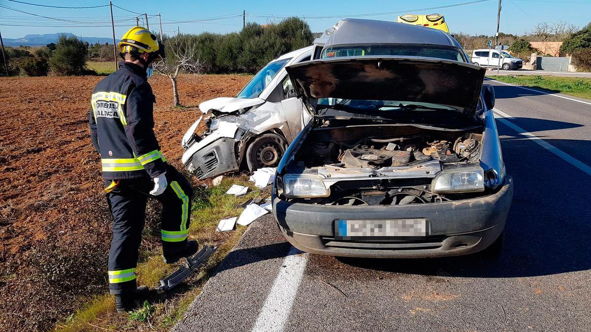 Un bombero junto a los vehículos implicados en el accidente de tráfico en Felanitx.