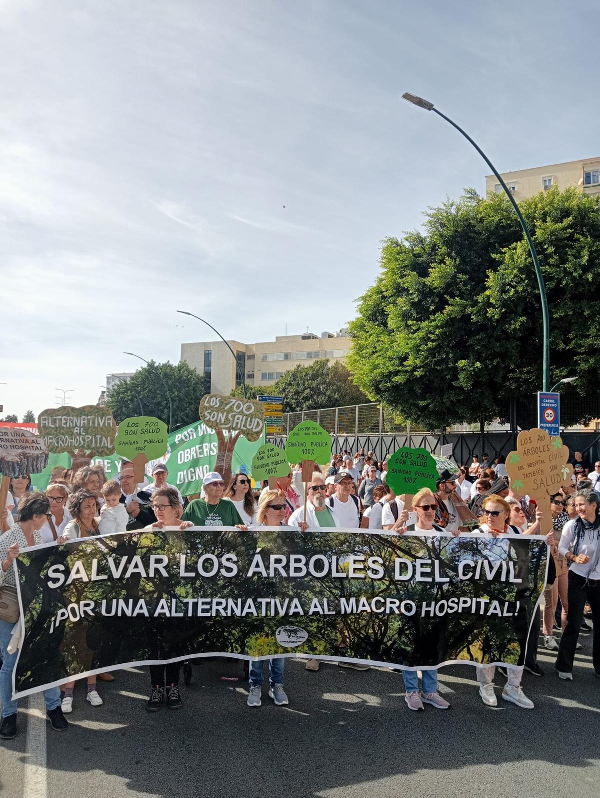 Protesta de integrantes de la plataforma contra el macrohospital.