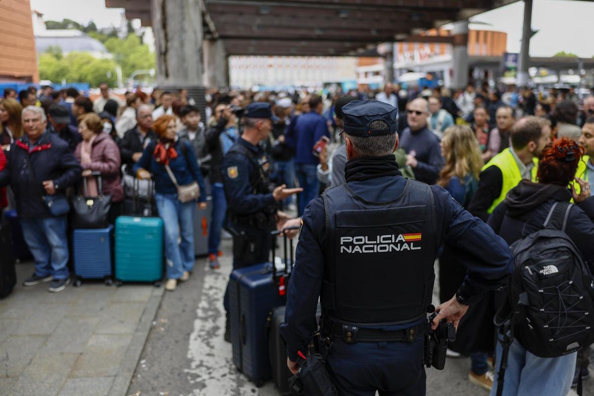 Colas y desconcierto en Atocha tras el robo de cable en la línea de alta velocidad Madrid-Andalucía
