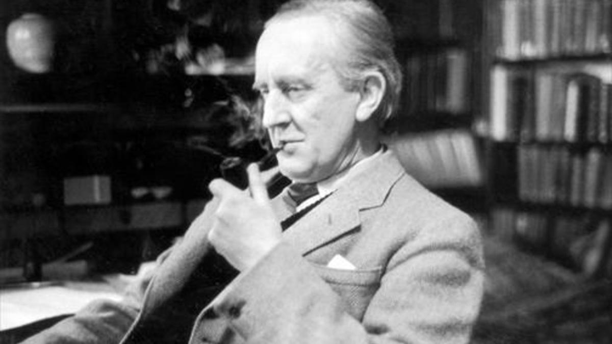 El escritor J.R.R. Tolkien, en su estudio del Merton College, en Oxford, en una imagen de 1956.