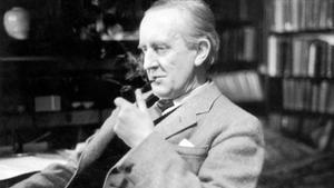 El escritor J.R.R. Tolkien, en su estudio del Merton College, en Oxford, en una imagen de 1956.