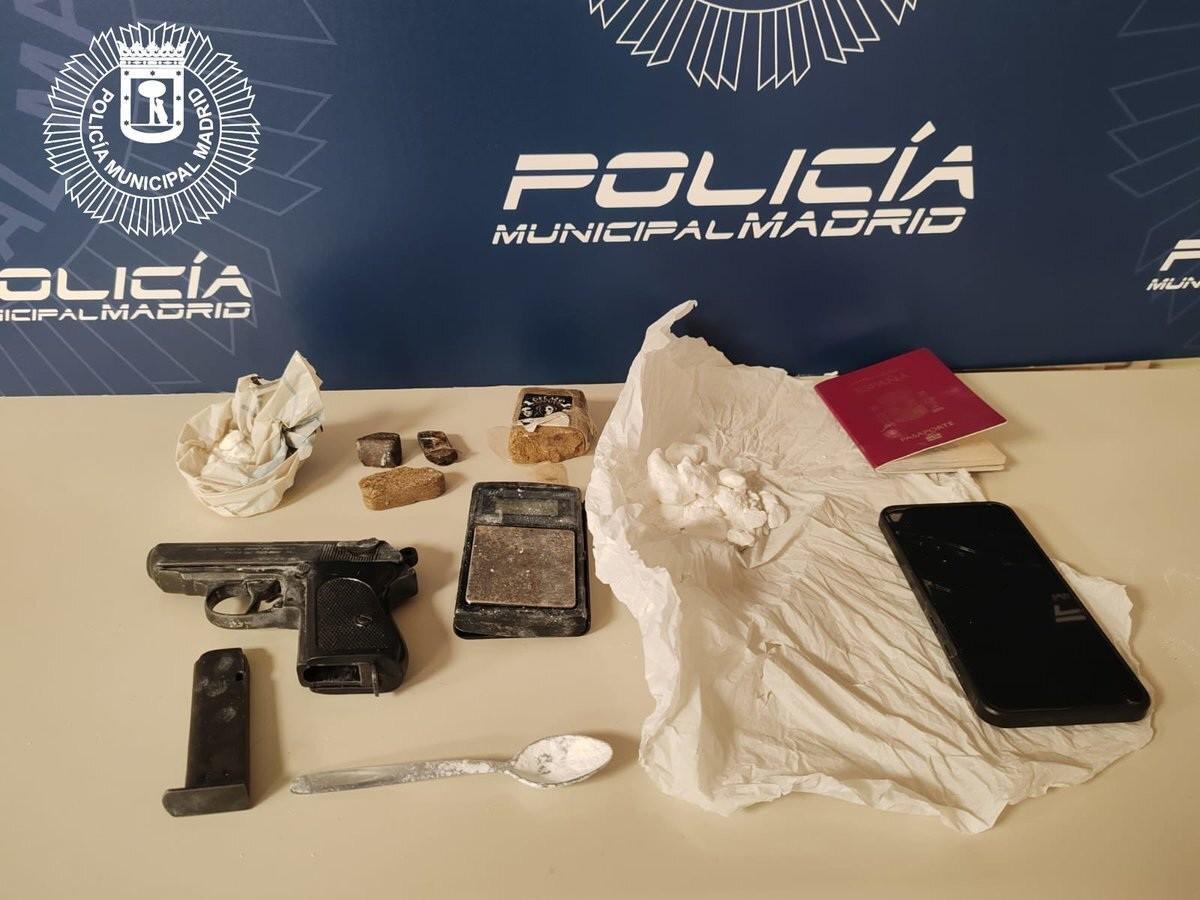 Material incautado a un detenido en posesión de drogas y un arma de fuego.
