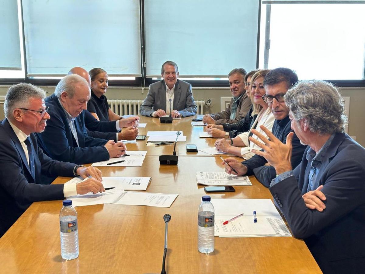 Caballero presidió la primera reunión de la comisión de estudio de la empresa municipal de vivienda.