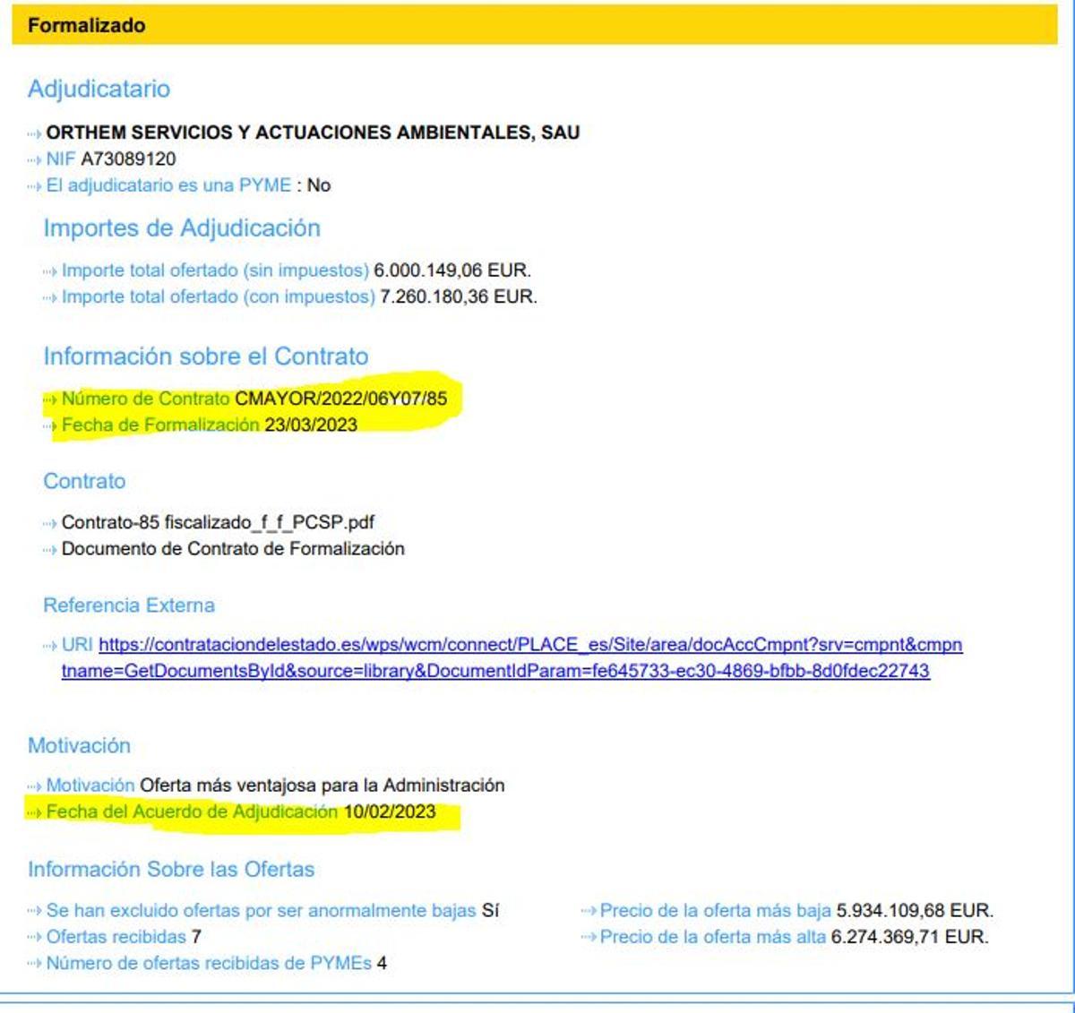 Extracto de la documentación pública de la adjudicación de las obras del colegio en la que figura la adjudicación el 10 de febrero de 2023 y la formalización para comenzar las obras el 23 de marzo de ese año. Las obras arrancaron en junio, más de dos meses después