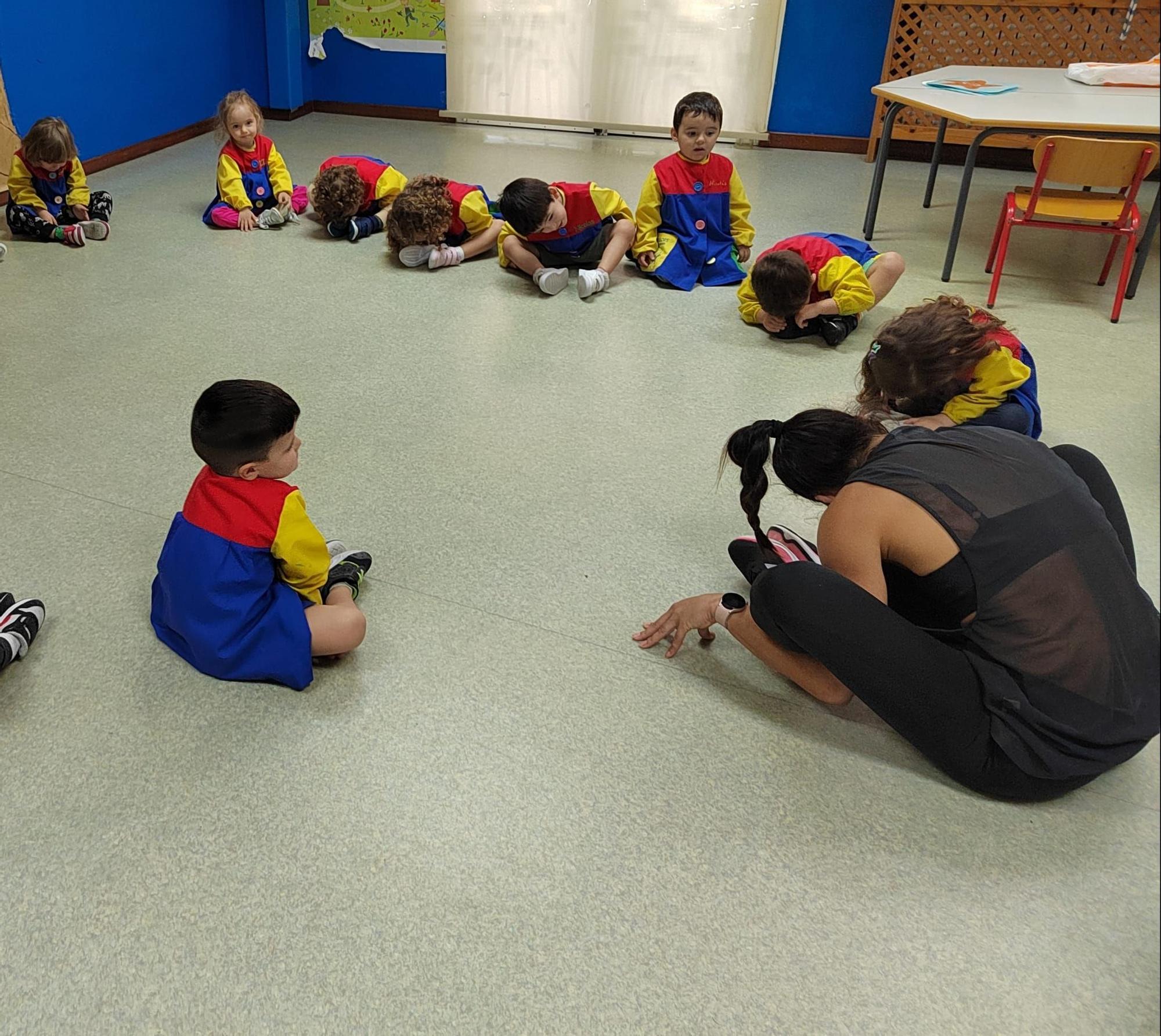 Niños de la escuela infantil municipal de Vilagarcía en las actividades desplegadas para fomentar el deporte.