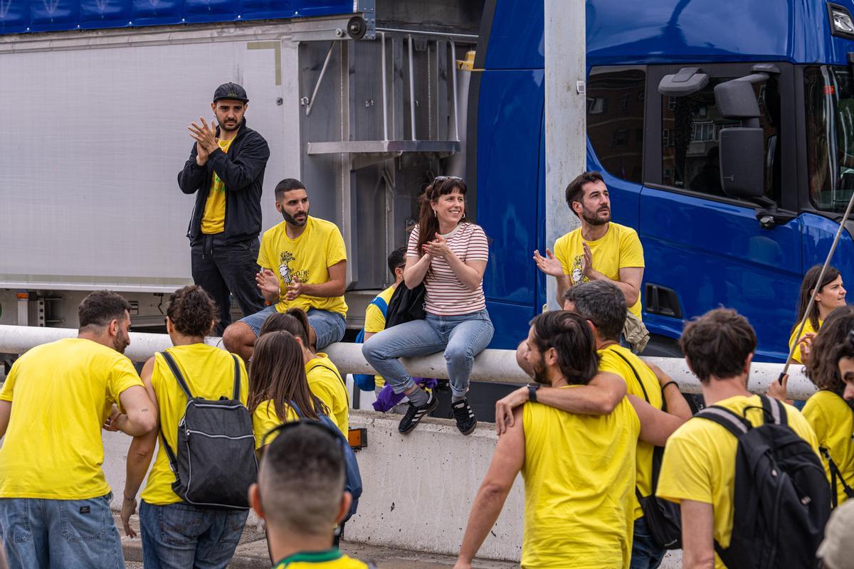 Los docentes bloquean la Ronda Litoral durante una jornada de protestas