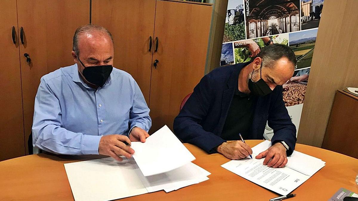La signatura del conveni entre la FCAC i el Clúster de Bioenergia de Catalunya. | FCAC