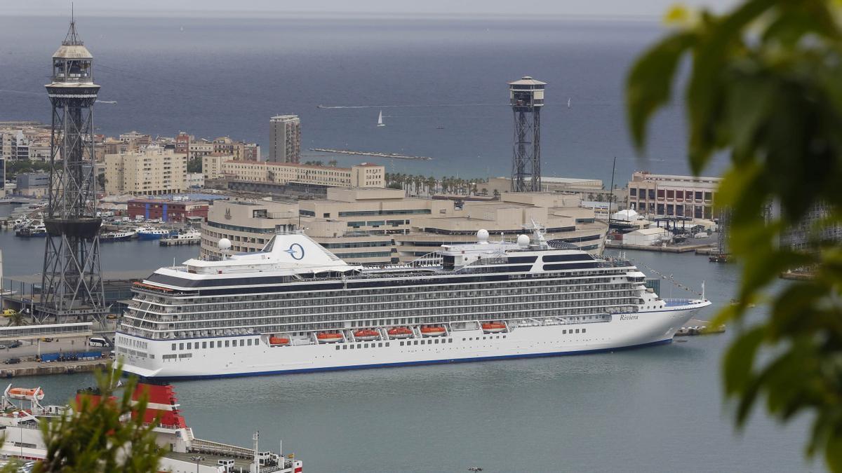 El crucero Oceania Riviera en el puerto de Barcelona.