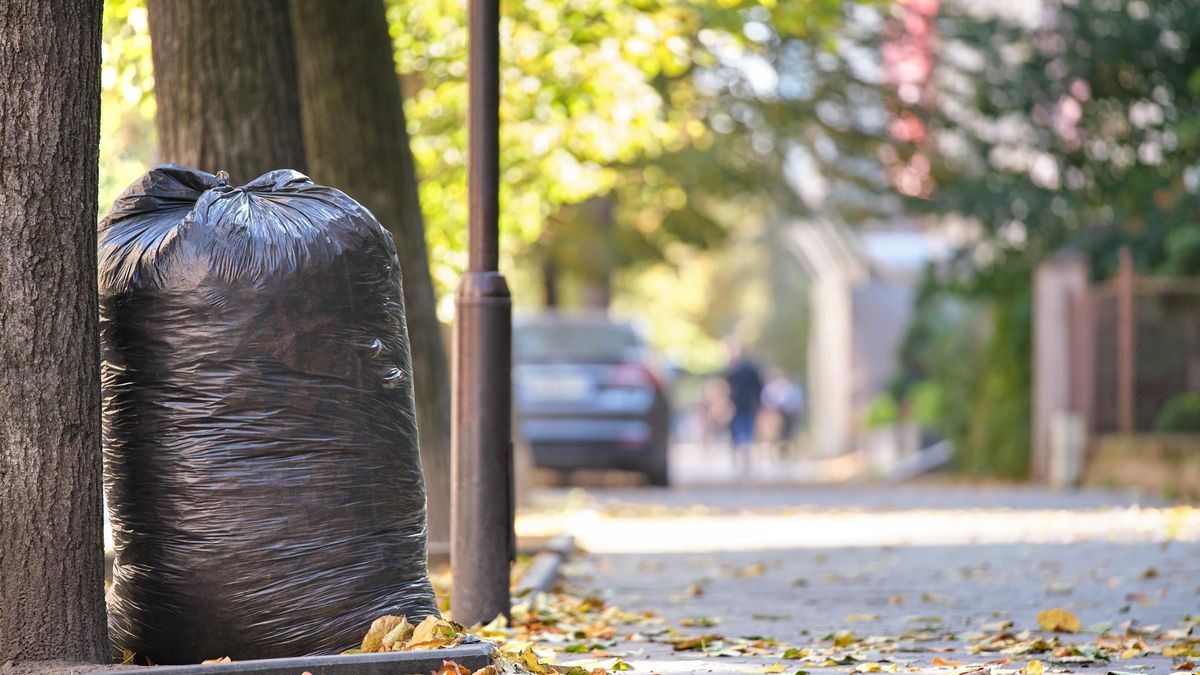 Bolsas de basura en el suelo, en una imagen de recurso.