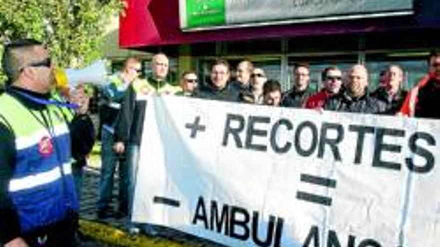 Empleados de ambulancias se rebelan por los recortes del SAS