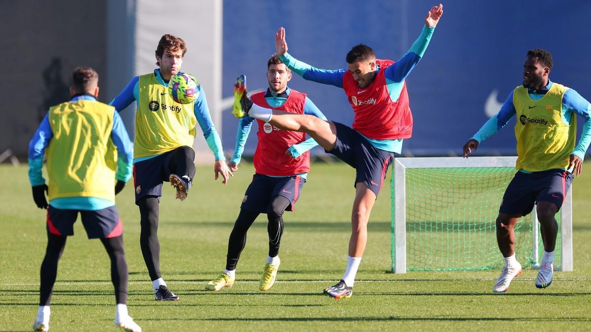 Busquets intenta interceptar un balón en un partidillo.