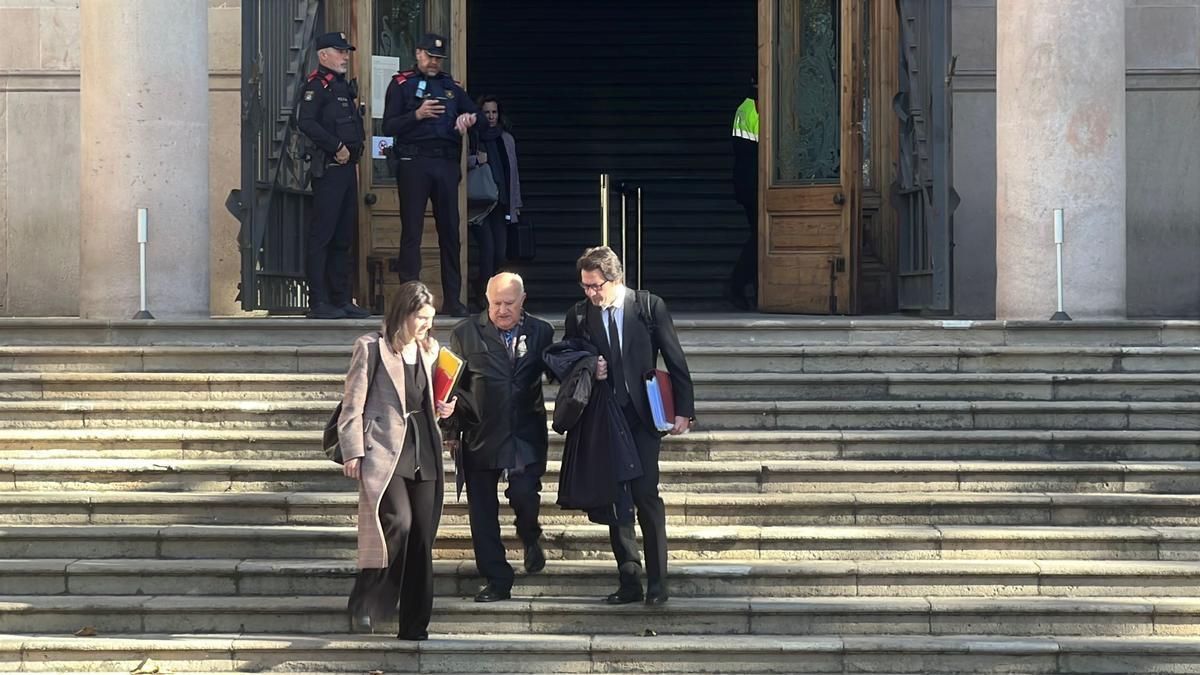 El exconcejal del PP de Badalona Miguel Jurado con su abogado, Josep Riba, a la entrada de la Audiencia de Barcelona tras el juicio del 'caso antenas'.