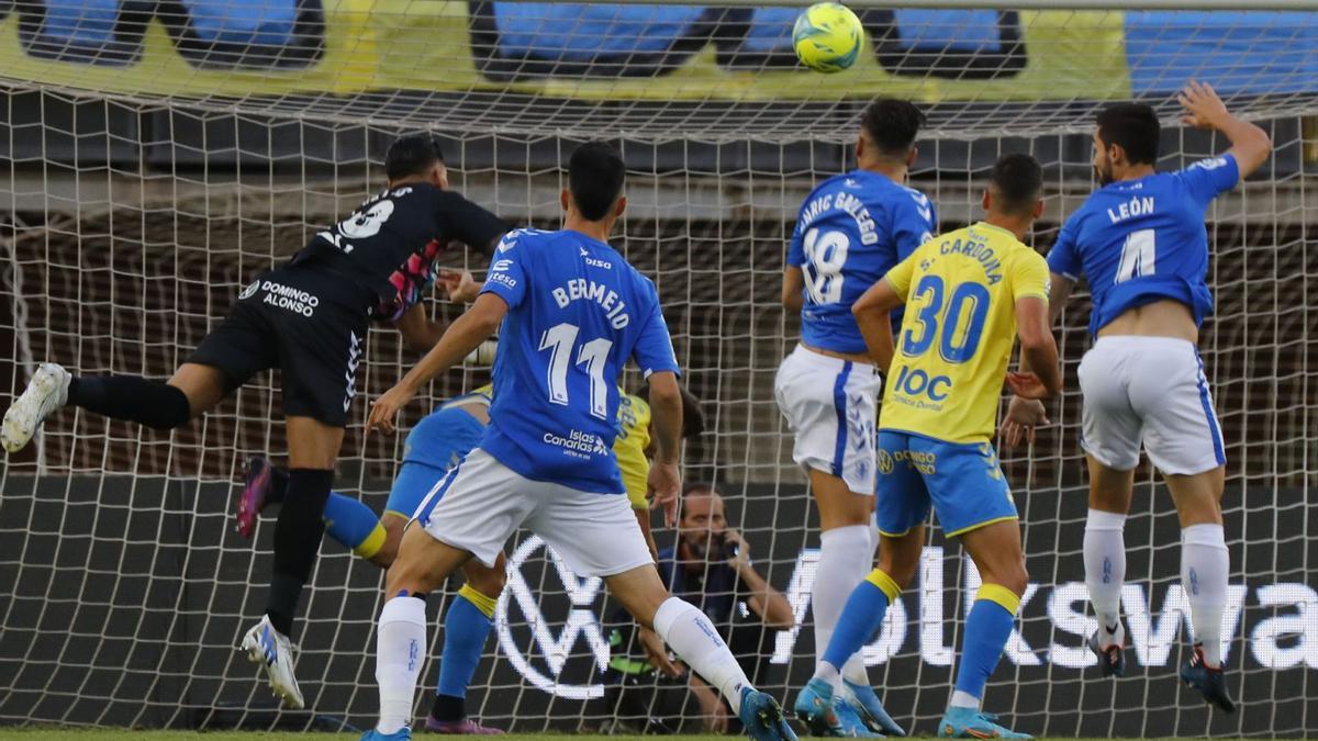 El remate de Enric Gallego para marcar el primer gol del Tenerife.