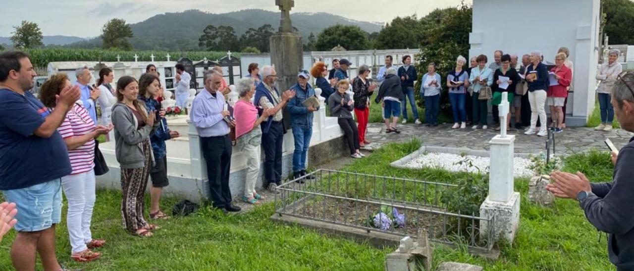 Ofrenda floral en la tumba del Padre Galo, organizada por la Sociedad Popular La Regalina. | A. M. Serrano