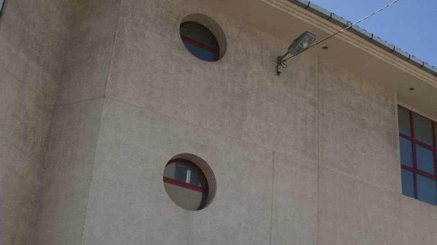 La puerta de entrada a la Escuela de Música de Posada.