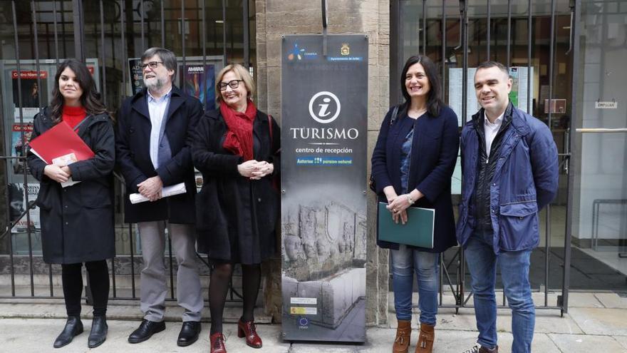 Raquel Ruiz, Alberto Tirador, Mariví Monteserín, Iván Fernández y Yasmina Triguero, ante la Oficina de Turismo de Avilés.