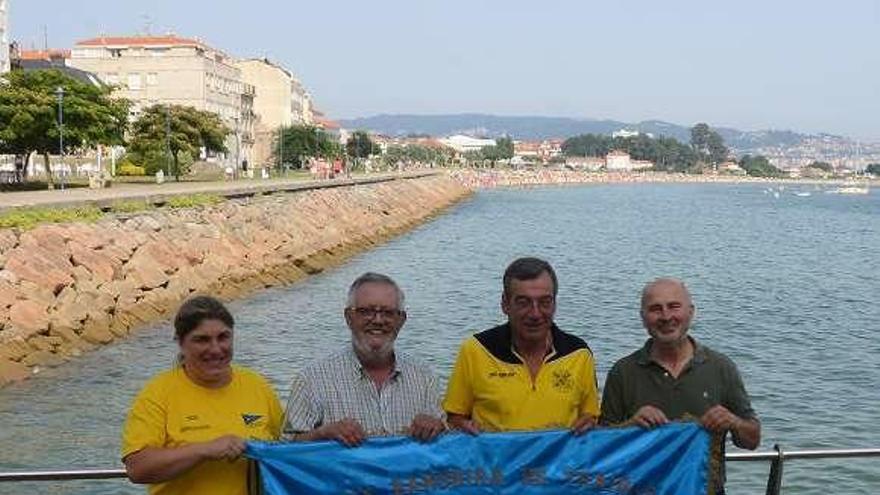 La trainera del Vila en el reciente Campeonato de Galicia. A la derecha, la presentación de la Bandera Concello de Cangas // G.Núñez