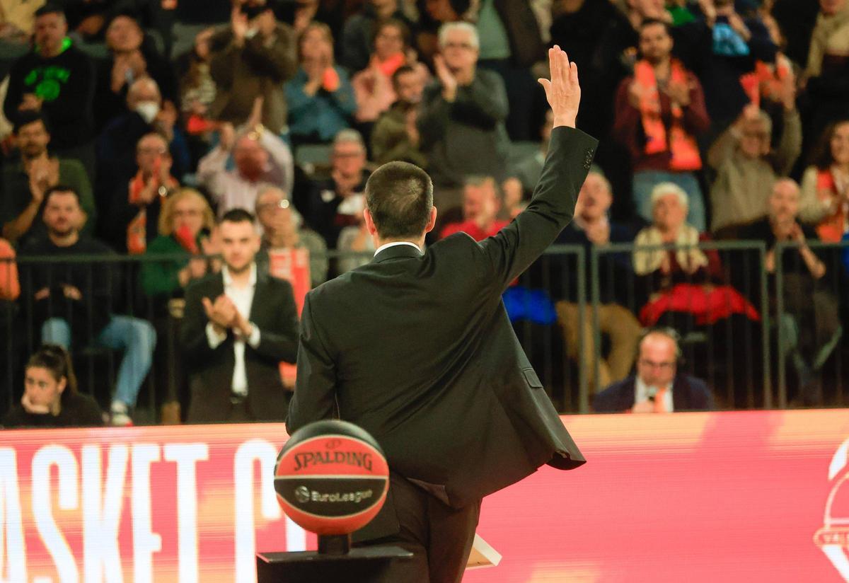 Pedro Martínez responde a los aplausos de la afición hacia él antes del partido.