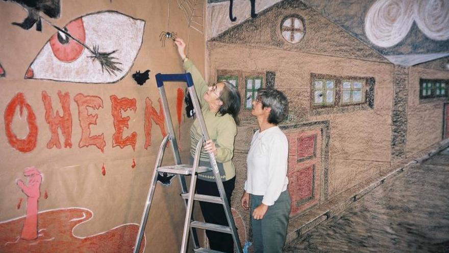 María José Maicas, en 2003, con una usuaria decorando el hospital para Halloween.