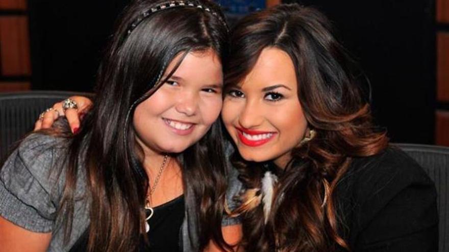 Demi Lovato (derecha).