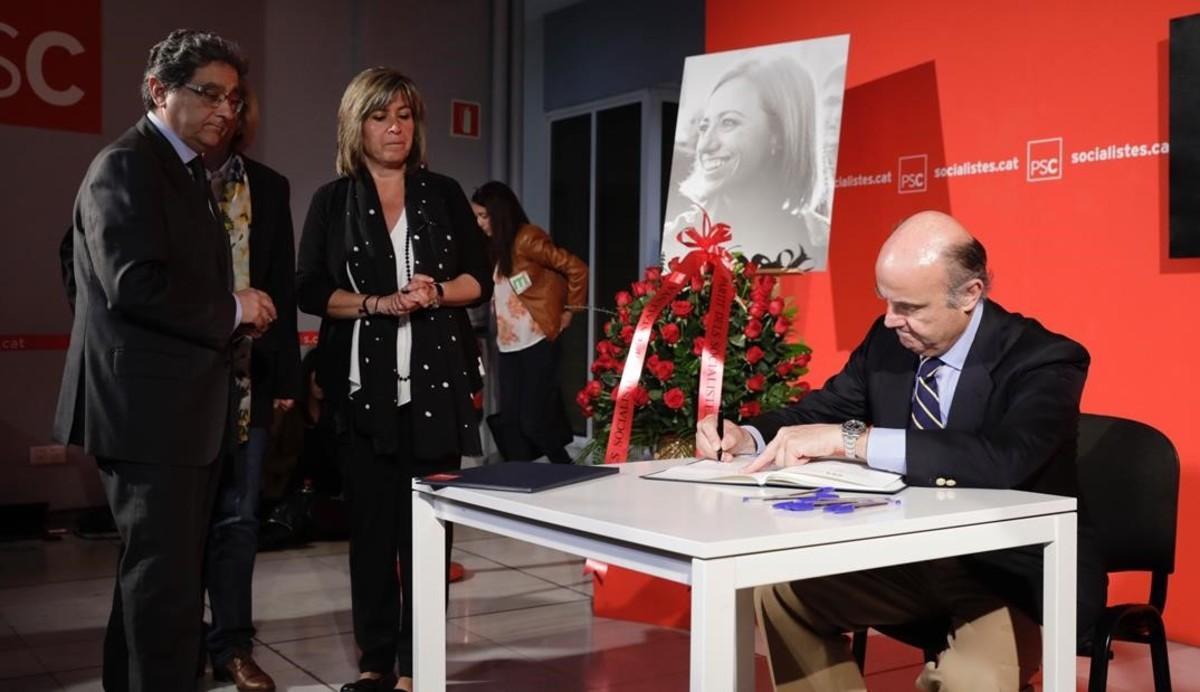 Luis de Guindos, Ministro de Economía, ante la presencia de Enric Millo y Núria Marín.