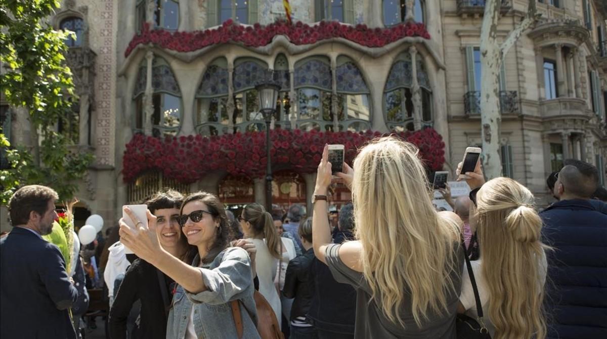 lpedragosa33641624 barcelona 23 04 2016 diada de sant jordi ambiente 160423231607