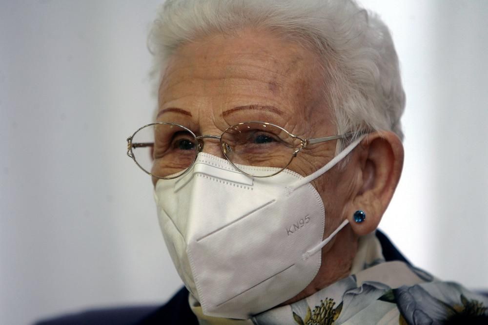 Araceli, de 96 años, primera persona en vacunarse contra el coronavirus en España