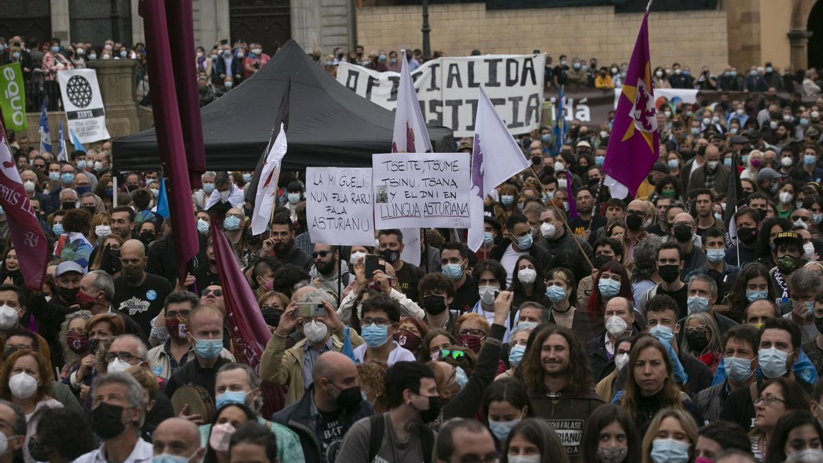 Los partidarios de la cooficialidad del asturiano se manifiestan en Oviedo