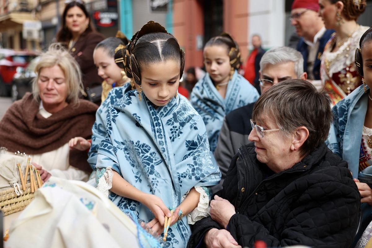 La falla El Quarantahuit mantiene viva la tradición de las bolilleras
