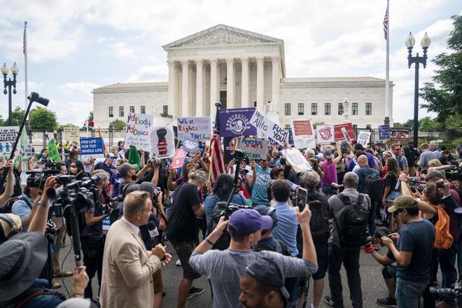 Abortion rights activists and anti-abortion activists rally at the Supreme Court