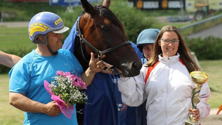 Maria Francisca Sureda con el trofeo junto a Mountain Clever.