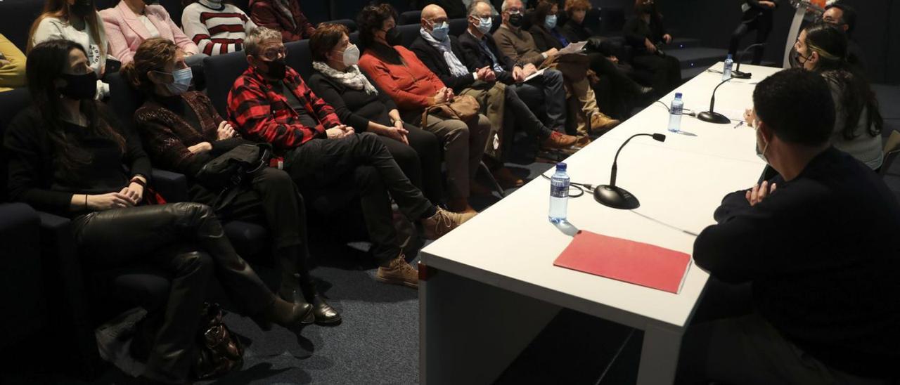 Asistentes, ayer, a la entrega de diplomas en el Centro Niemeyer. | Ricardo Solís