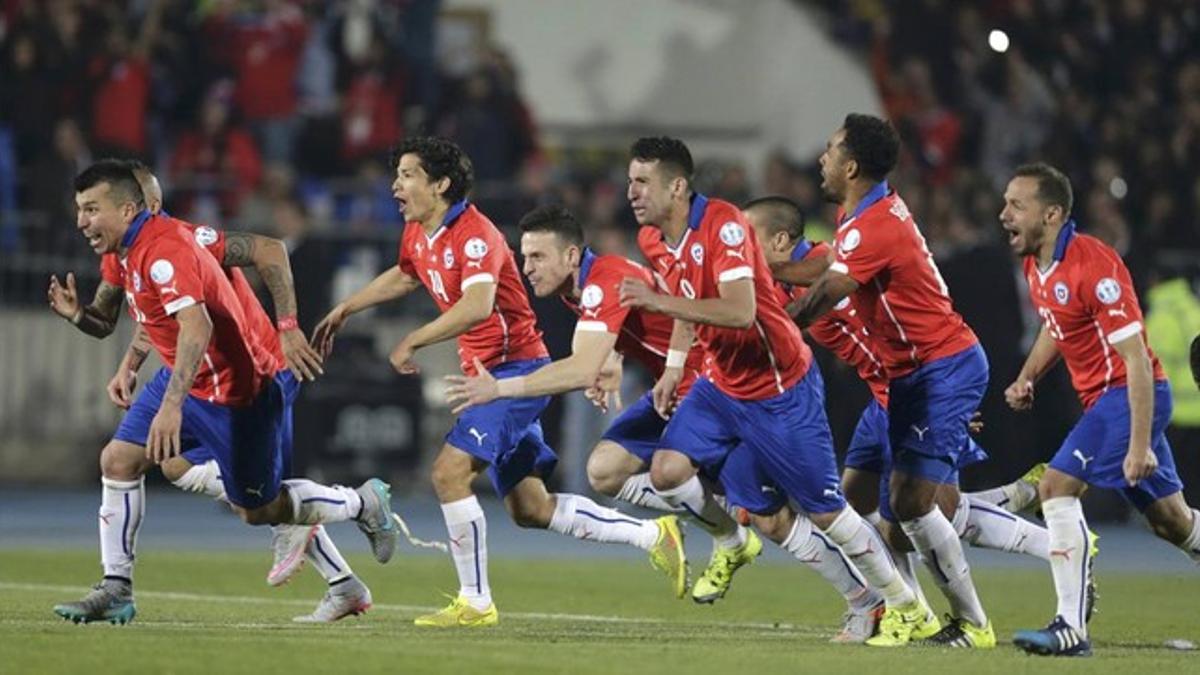 Los futbolistas chilenos corren en busca de Alexis después de que este marcara el penalti definitivo en la final de la Copa América.