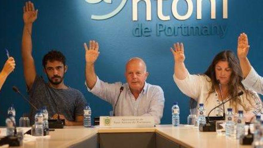 El alcalde, José Tur, flanqueado por Pablo Valdés (Reinicia) y Cristina Ribas (PI), en el último pleno en el que Ferrer dejó el gobierno.