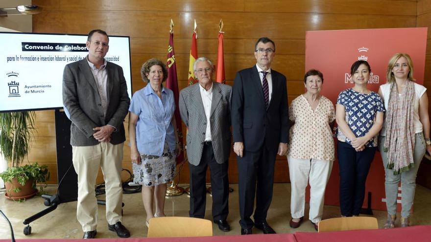 Miembros de la asociación CEOM, con Ballesta y los concejales José Guillén y Conchita Ruiz