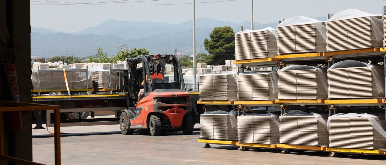 Proceso de carga de azulejos en una industria de Castellón.